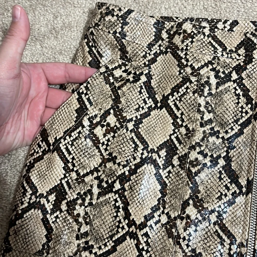 Faux snake skin skirt - Picture 4 of 10